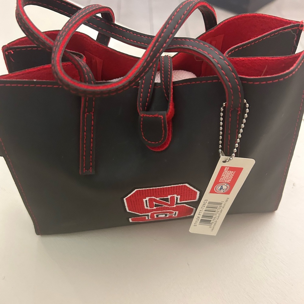 Tote Chic Black and Red Women's Tote Alan Stuart-Great condition!